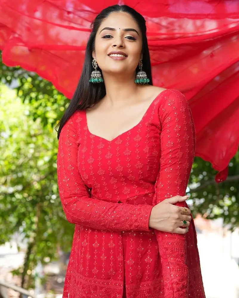 Sreemukhi Unveiled: A Comprehensive Biography - Age, Career, Family, and More!