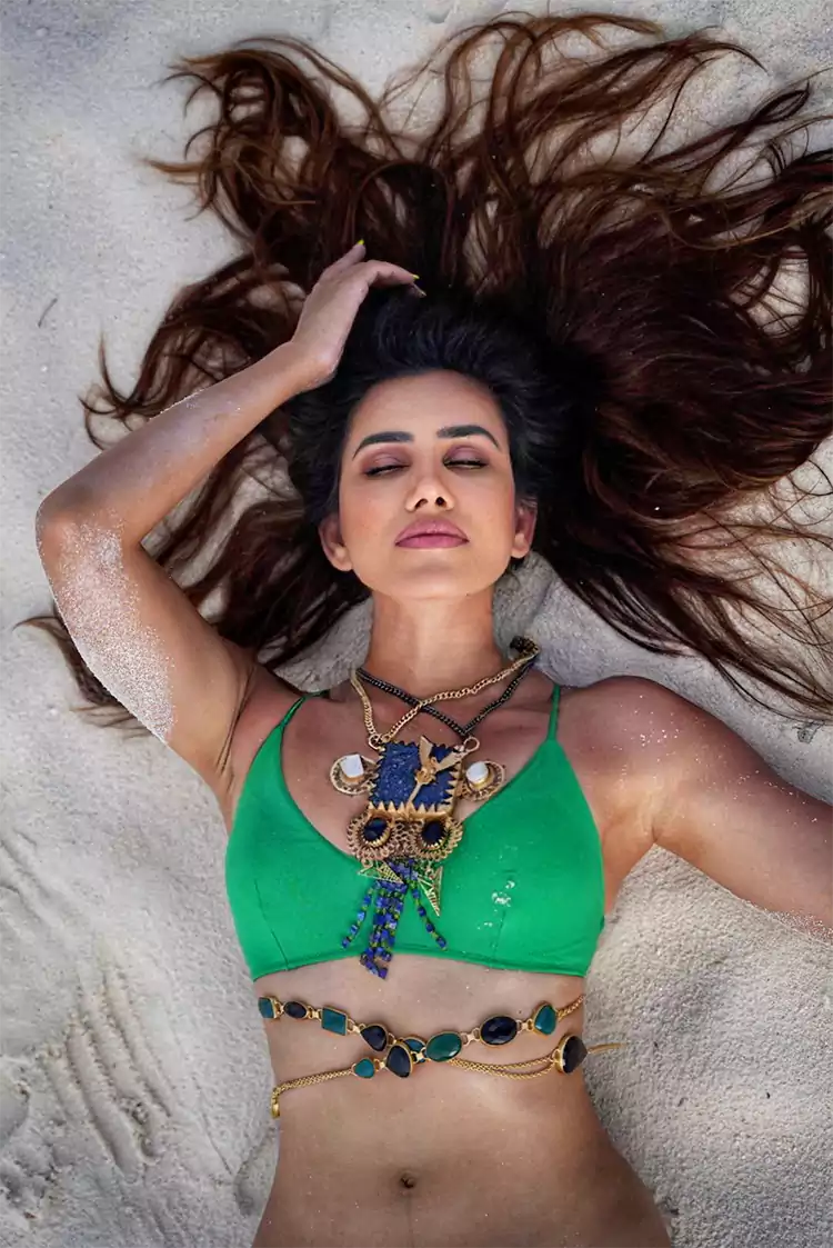 Indian Most Beautiful TV actress Sonnalli Seygall Share Green Bikini Pics with Jewelry at Beach