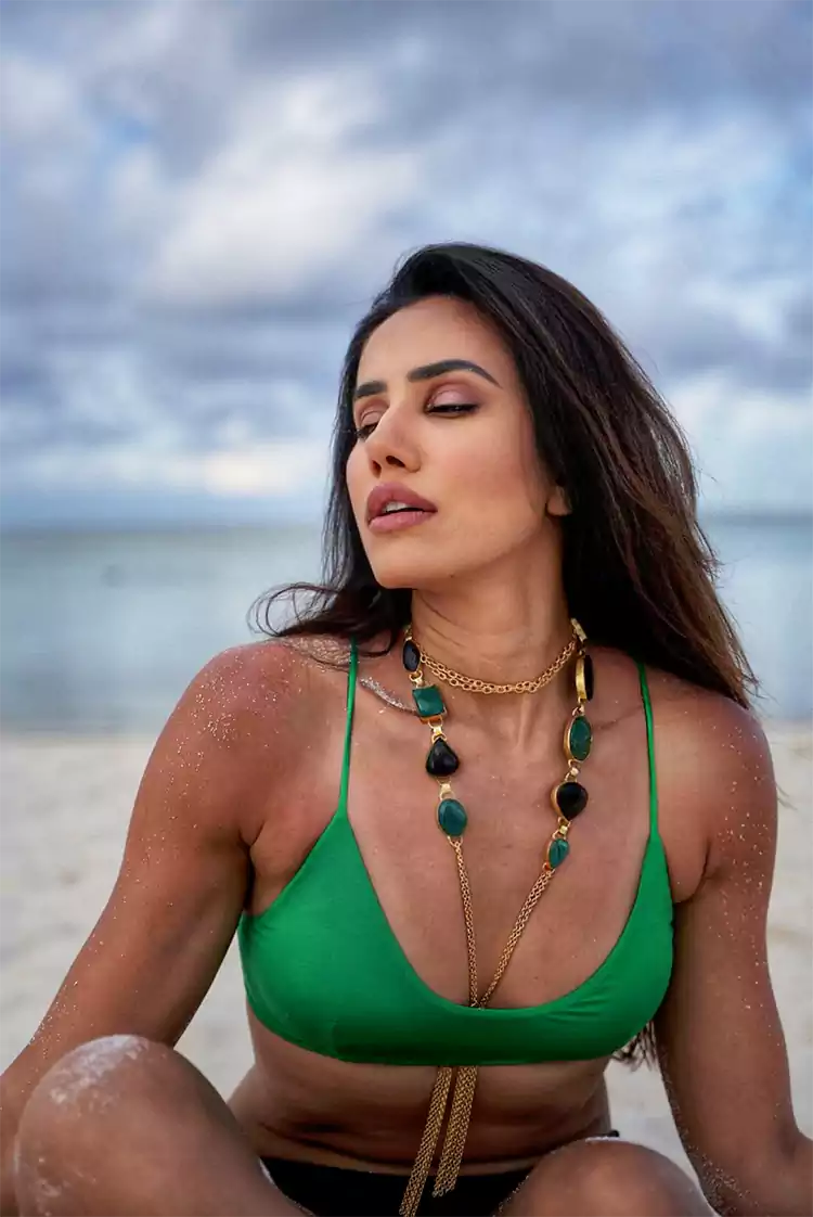 Sonnalli Seygall Green bikini Looks for Your Next Beach Vacation